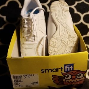 New Girl's (sz 2 1/2) White Smart Fit Shoes